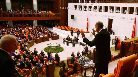 Turchia, Parlamento sospeso per Covid, protesta dalle opposizioni